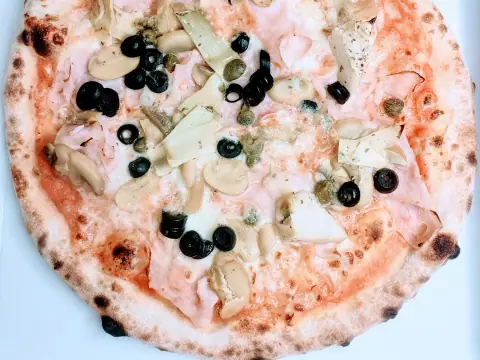 Pizza Capricciosa con impasto a lievito madre – Pizzeria Al Basilico, Verona