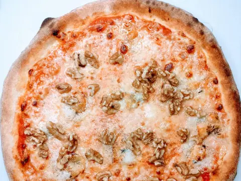 Pizza Gorgonzola e noci con impasto a lievito madre – Pizzeria Al Basilico, Verona