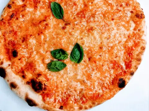 Pizza Margherita con impasto a lievito madre – Pizzeria Al Basilico, Verona