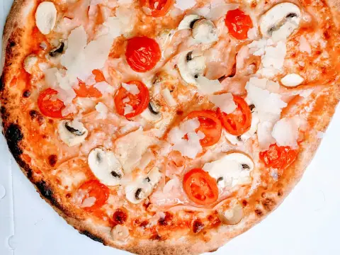Pizza Montecchio con impasto a lievito madre – Pizzeria Al Basilico, Verona