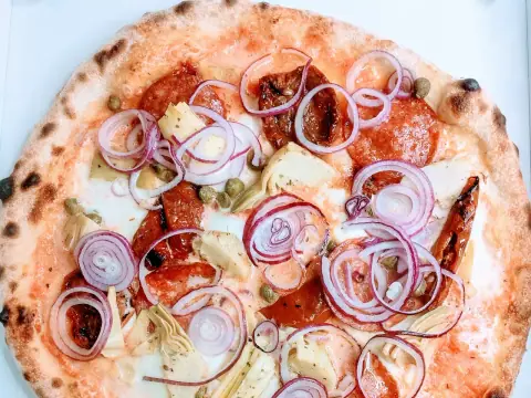 Pizza Parigina con impasto a lievito madre – Pizzeria Al Basilico, Verona