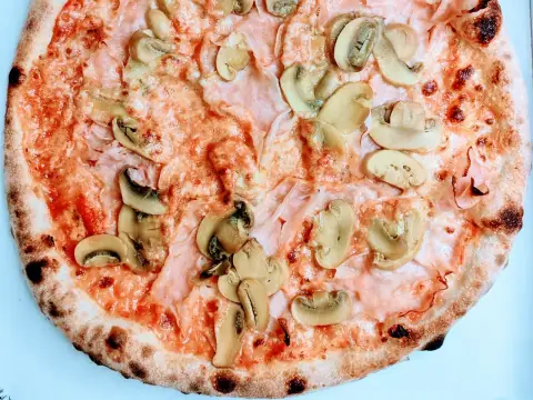 Pizza Prosciutto e funghi con impasto a lievito madre – Pizzeria Al Basilico, Verona