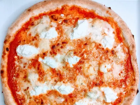 Pizza Quattro formaggi con impasto a lievito madre – Pizzeria Al Basilico, Verona