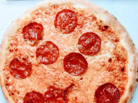 Pizza Salamino piccante con impasto a lievito madre – Pizzeria Al Basilico, Verona