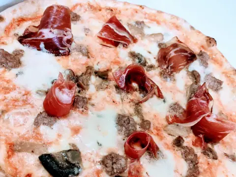 Pizza San rocchetto con impasto a lievito madre – Pizzeria Al Basilico, Verona