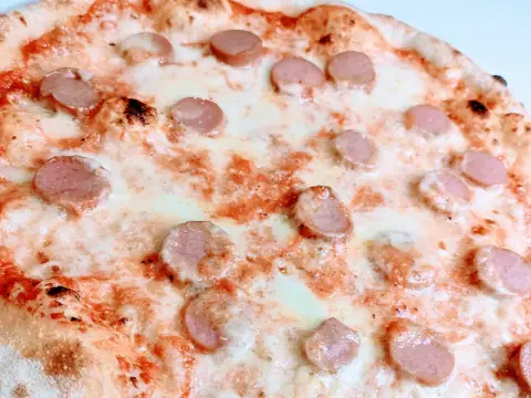 Pizza Wurstel con impasto a lievito madre – Pizzeria Al Basilico, Verona